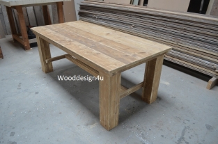 Tisch aus Gerüstholz